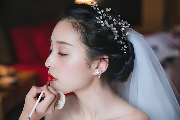 日照新娘跟妆师|日照云裳嫁衣彩妆工作室